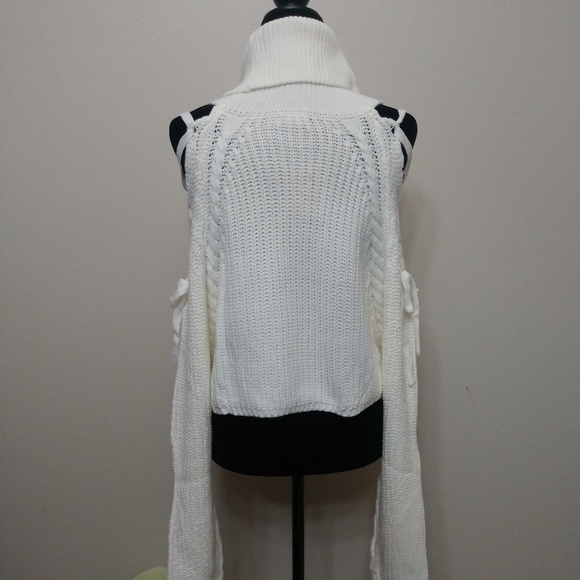 🆕Cold Shoulder Turtleneck Sweater - Picture 5 of 8